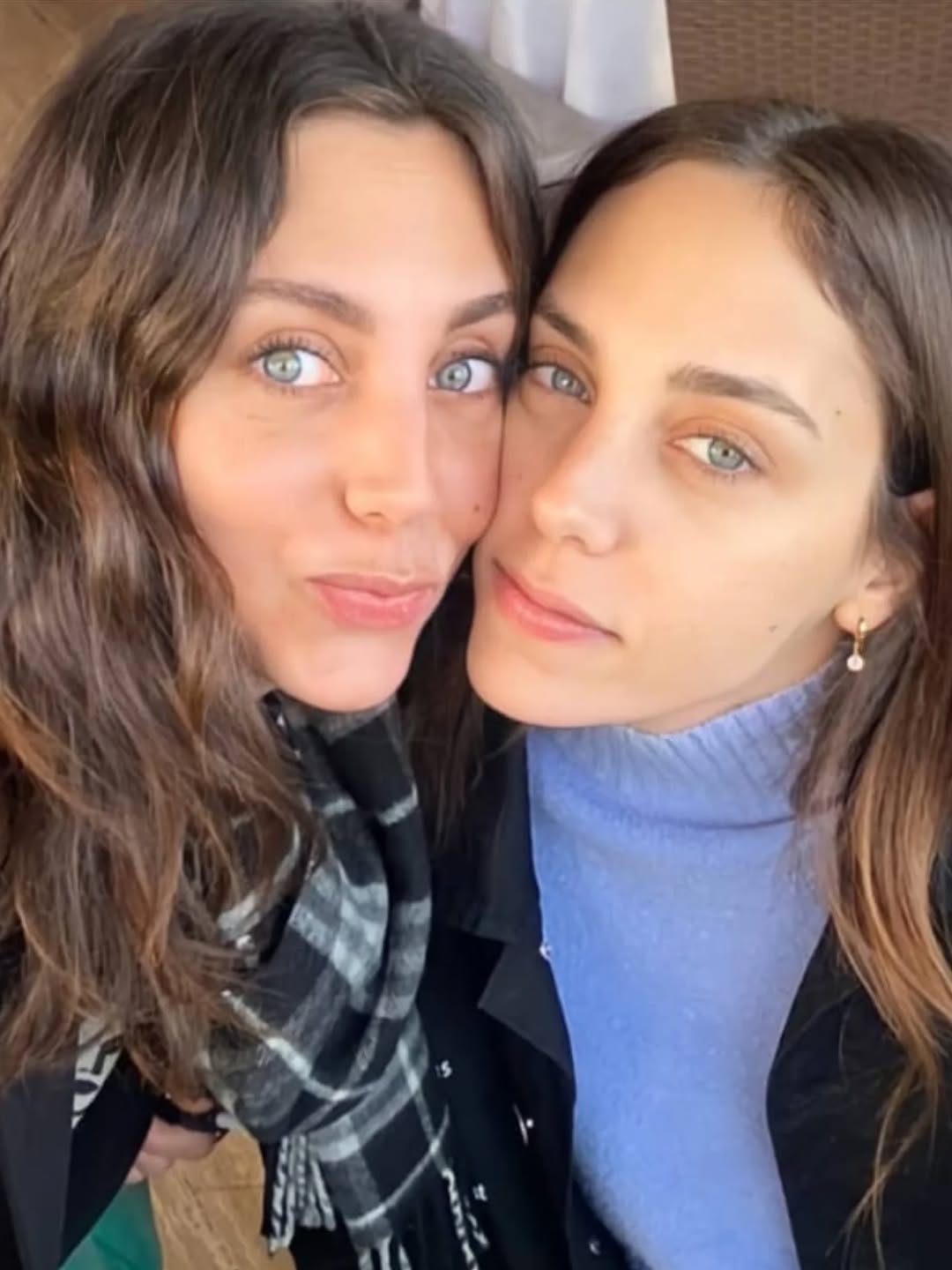 Öykü Karayel'in İkizi Ezgi Karayel'in Etkinlikte Karşılaşması