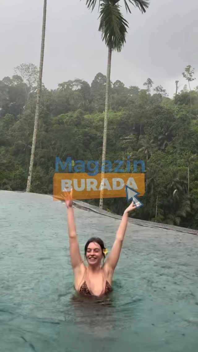 Bali'de Tatilde Olan Melis Sezen, Yağmur Altında Dans Ediyor