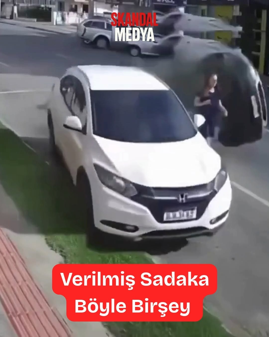 Sadakanın Gücü: Arabanın Yanında Bekleyen Genç Kızın Mucizevi Kurtuluş Anı