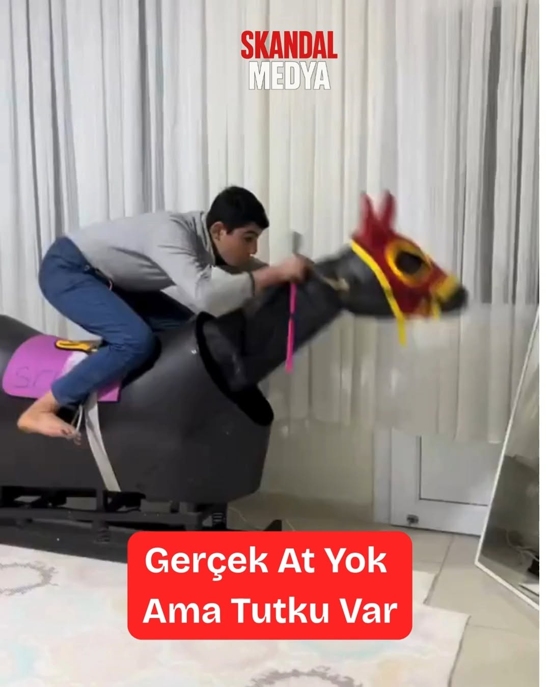 Genç Jokeyin Evinin Salonunu Hipodroma Çevirdiği Hırslı Hikaye