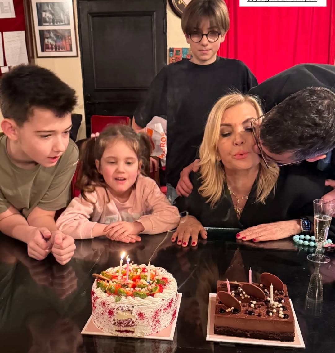 Derya Baykal doğum gününü torunlarıyla kutladı