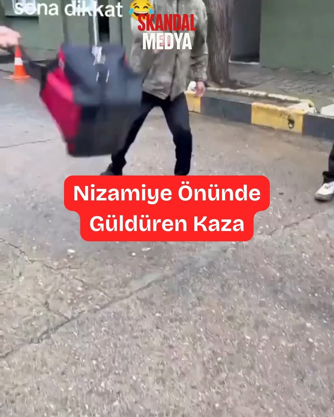 Askerlik Görevini Tamamlayanlar Nizamiye Önünde Küçük Bir Krize Yol Açtı