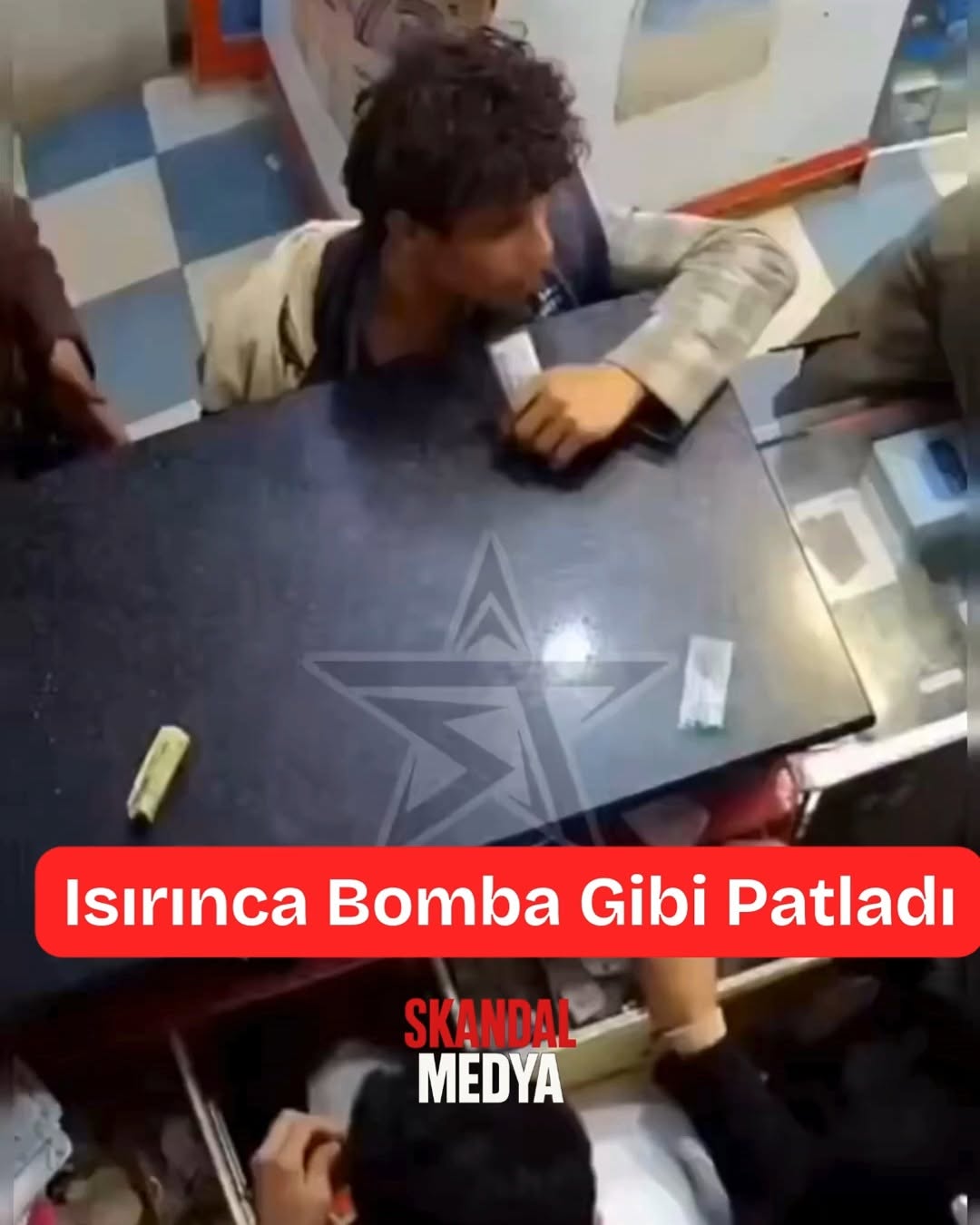 Hindistan'da Telefon Tamircisinde Pil Patlaması