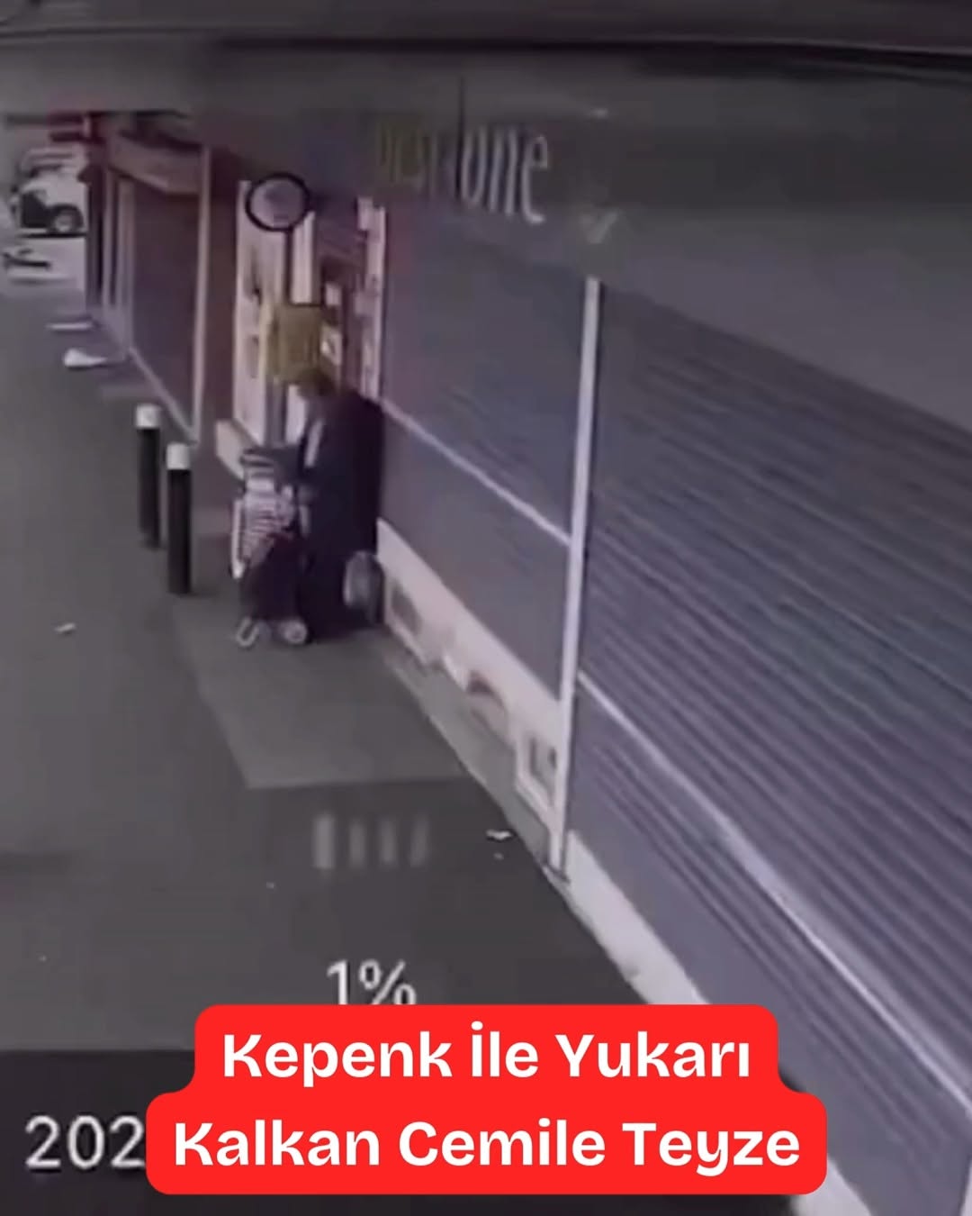 Market Kepenginde Asılı Kalan Kadın, İndirim Kuyruğunda Yaşadığı Komik Hikaye